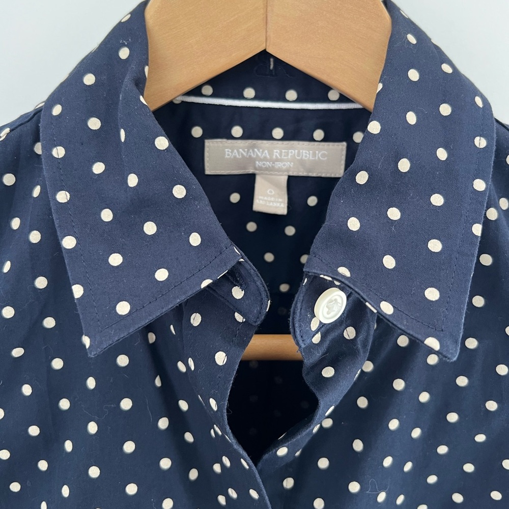 Banana Republic Navy Polka Dot Sleeveless Button Up No Iron Shirt in Size 0